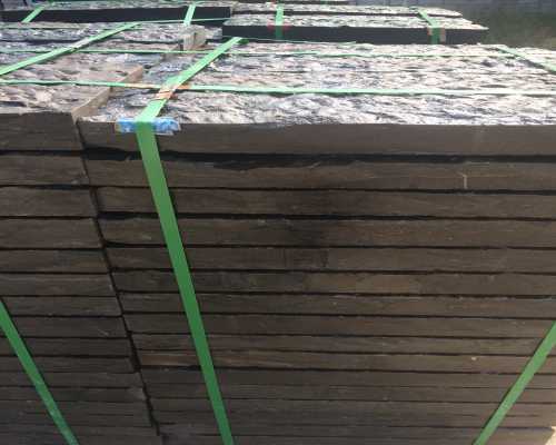 青石板铺地石是一种常见的仿古建筑材料