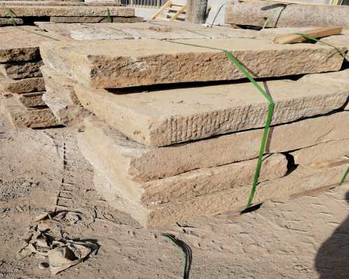 青石板铺地石是一种常见的仿古建筑材料