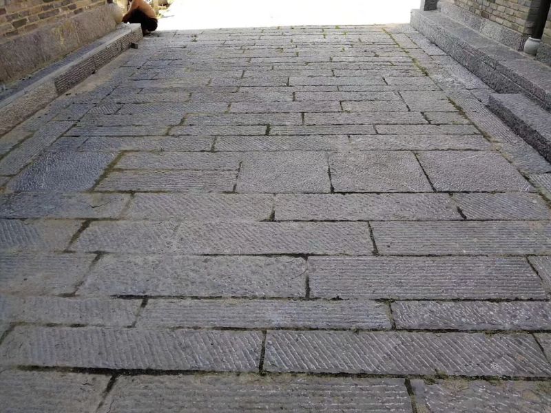 青石板材在古城道路的铺装