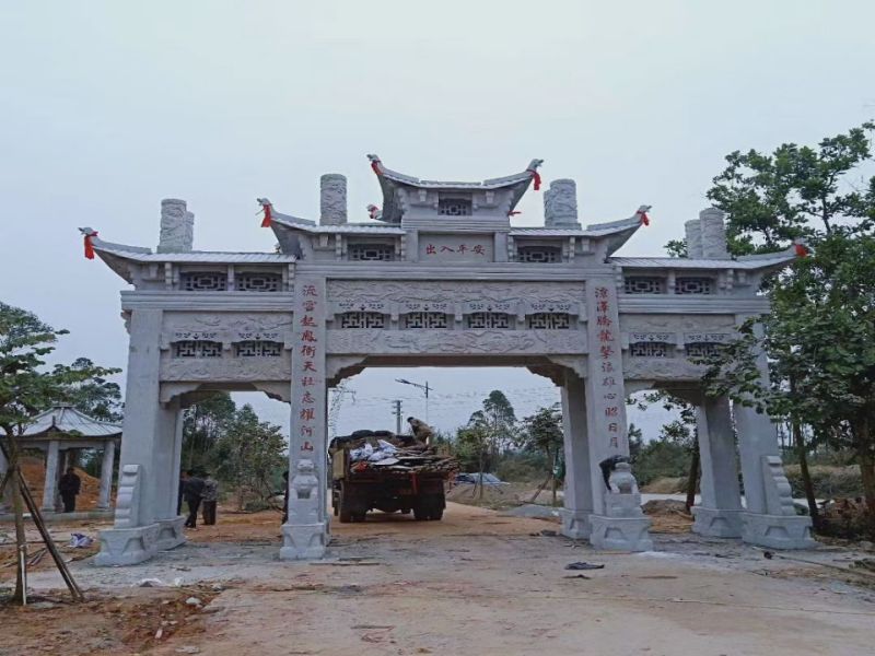 青石 石牌坊在古城洛阳安装完成